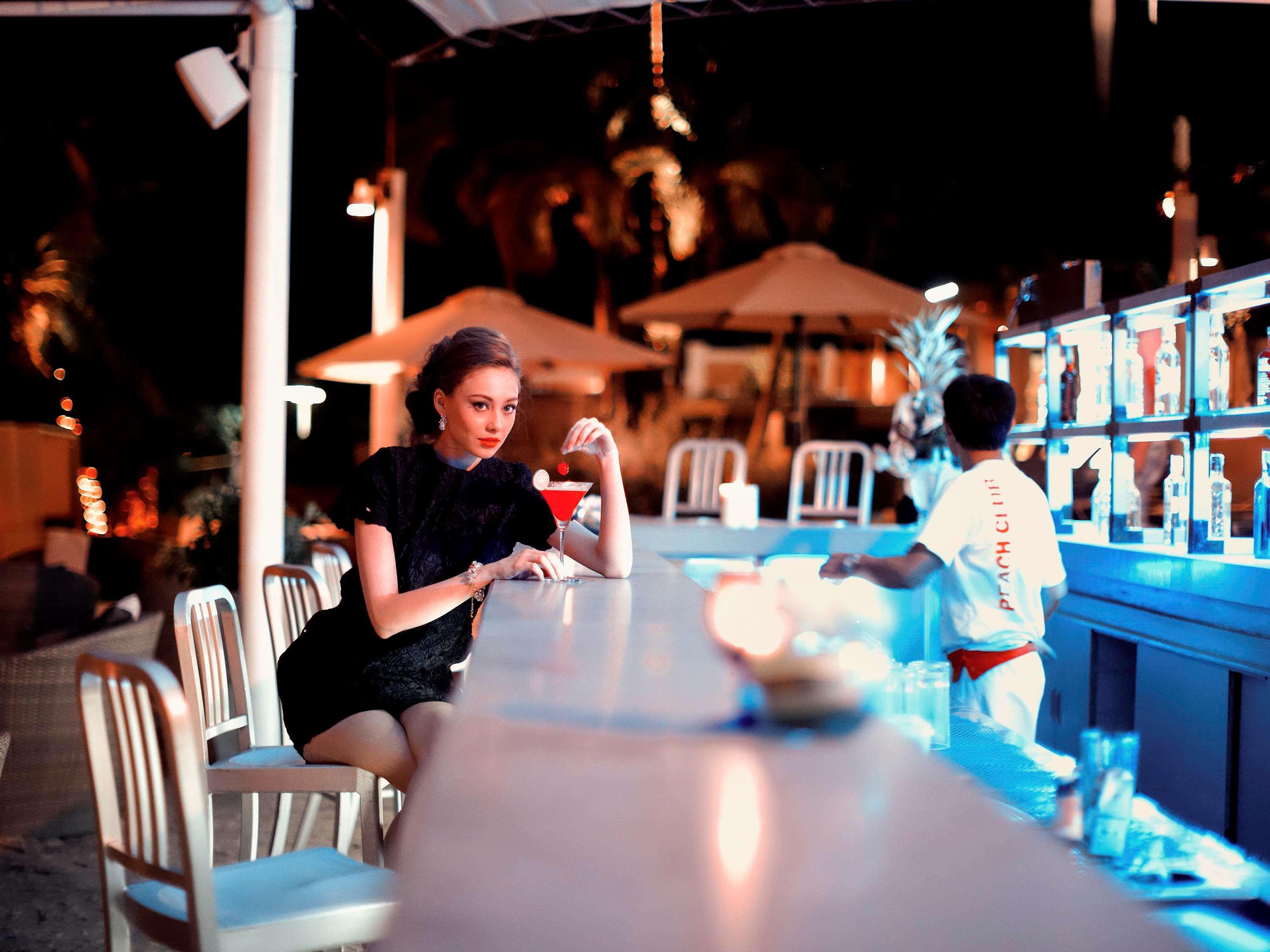 Pullman Pattaya Hotel G מראה חיצוני תמונה The bar at the pool